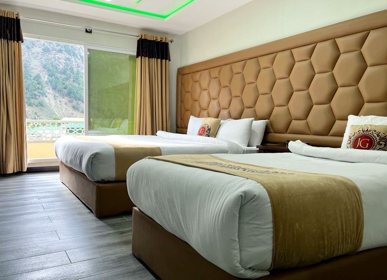 Twin room with mountain windows